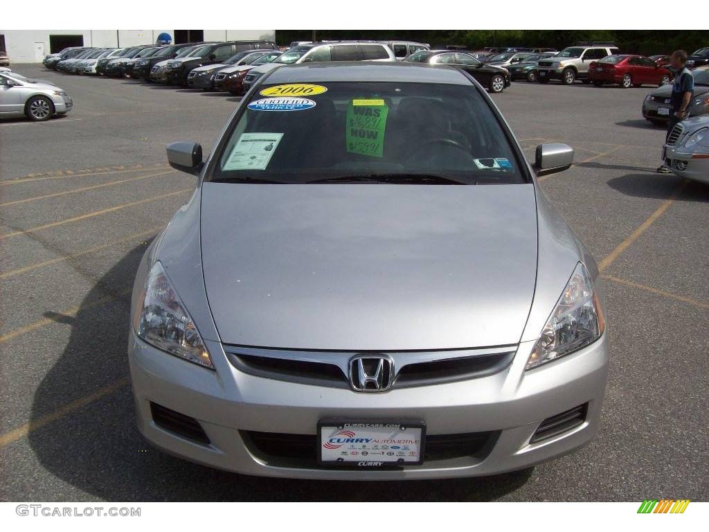 2006 Accord SE Sedan - Alabaster Silver Metallic / Gray photo #2