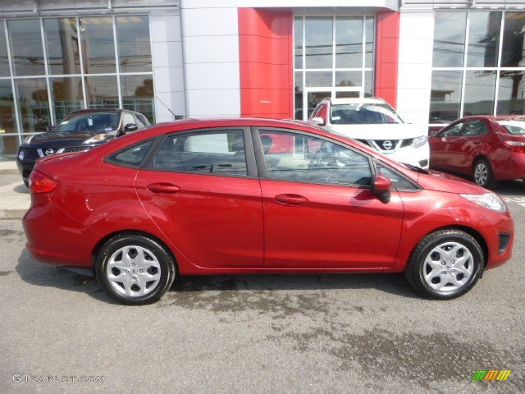 2011 Fiesta SE Sedan - Red Candy Metallic / Light Stone/Charcoal Black Cloth photo #3