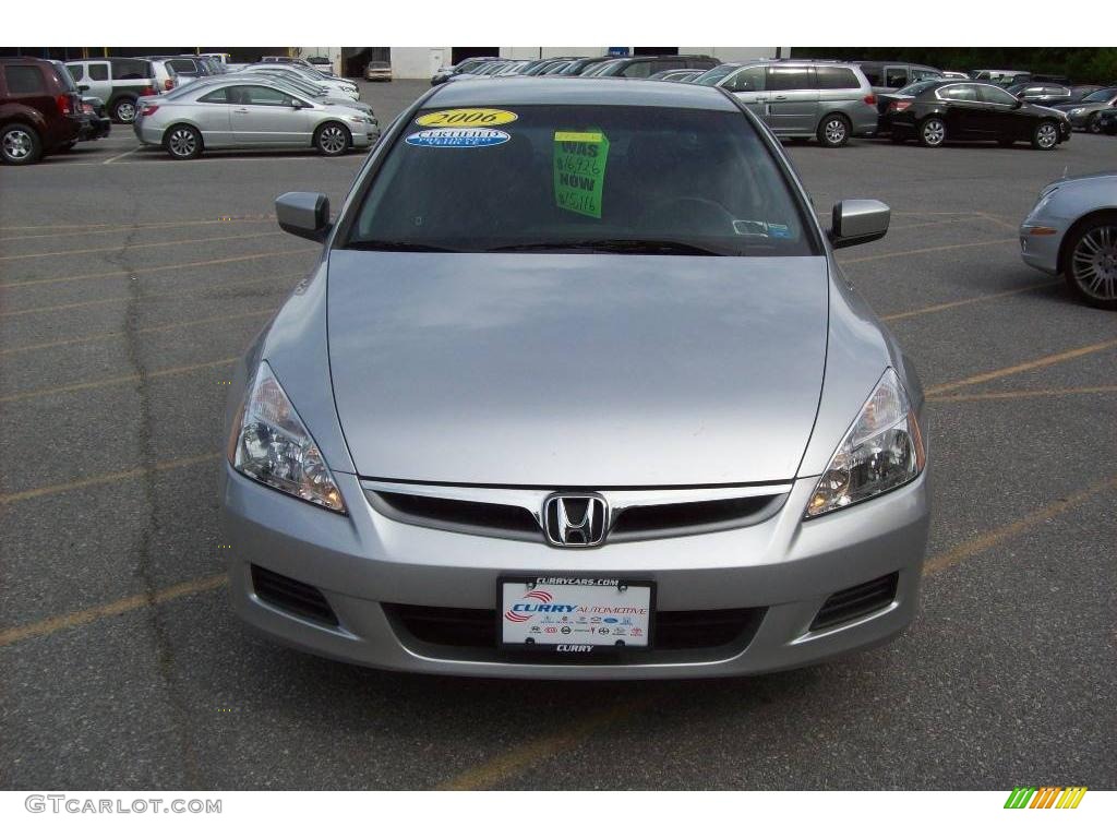 2006 Accord SE Sedan - Alabaster Silver Metallic / Gray photo #2