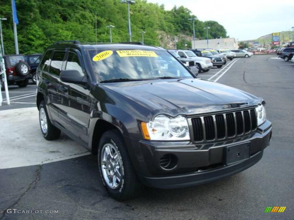 2006 Grand Cherokee Laredo 4x4 - Dark Khaki Pearl / Khaki photo #6