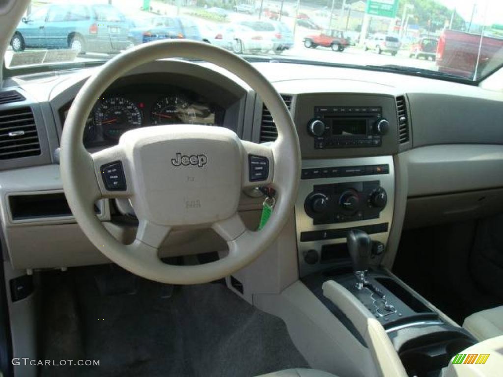 2006 Grand Cherokee Laredo 4x4 - Dark Khaki Pearl / Khaki photo #20