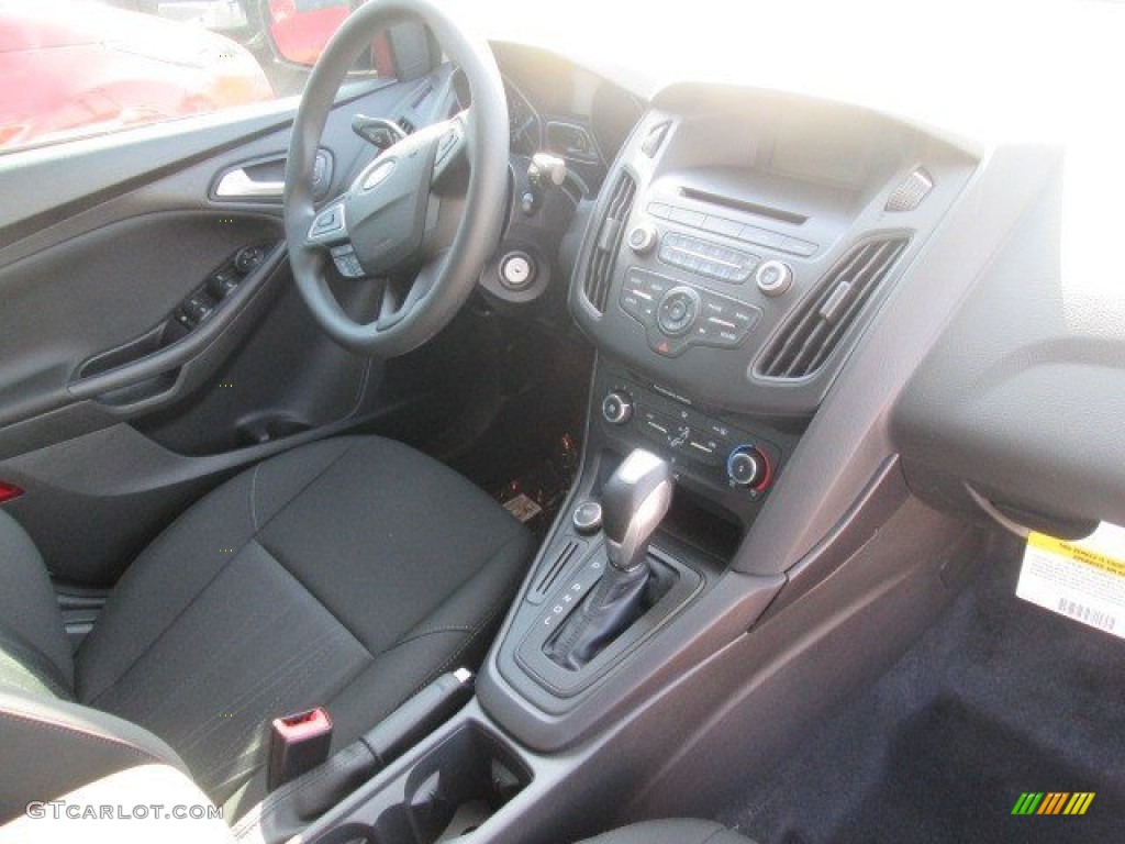 2015 Focus SE Sedan - Oxford White / Charcoal Black photo #26