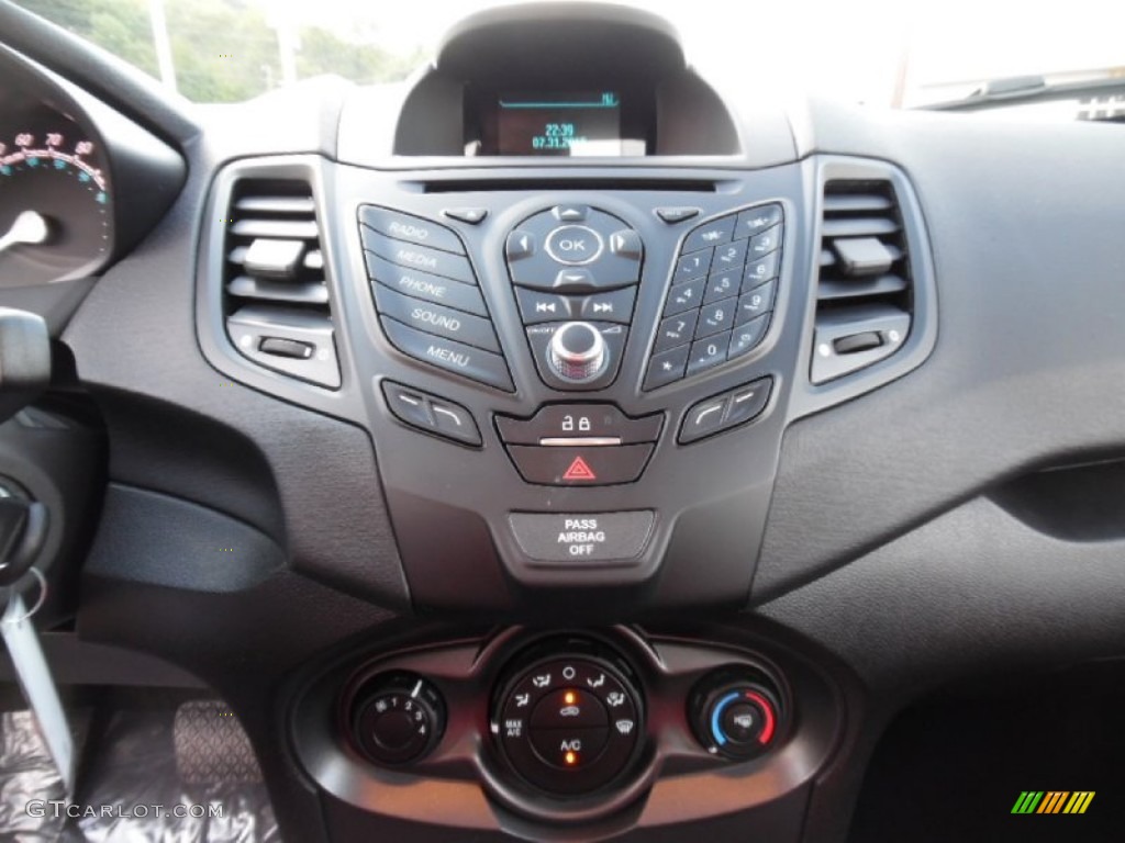 2015 Ford Fiesta S Hatchback Controls Photo #106151572