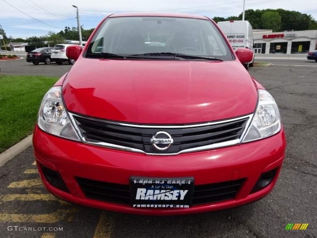 2010 Versa 1.8 S Hatchback - Red Alert / Charcoal photo #2