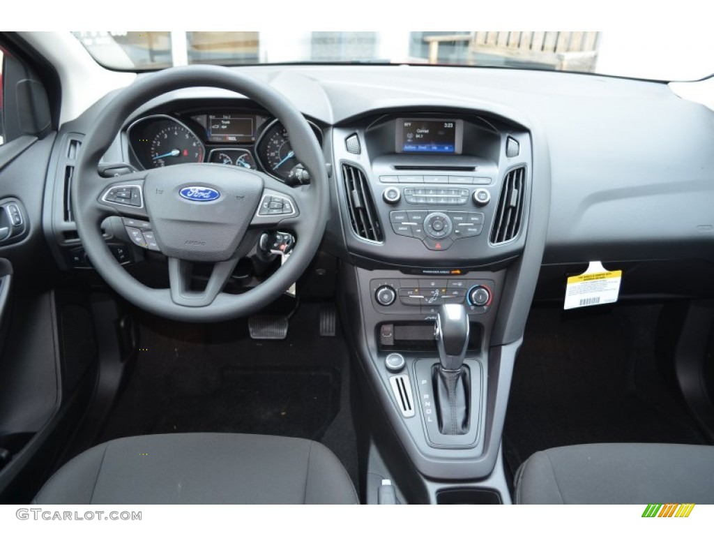 2015 Focus SE Sedan - Race Red / Charcoal Black photo #9