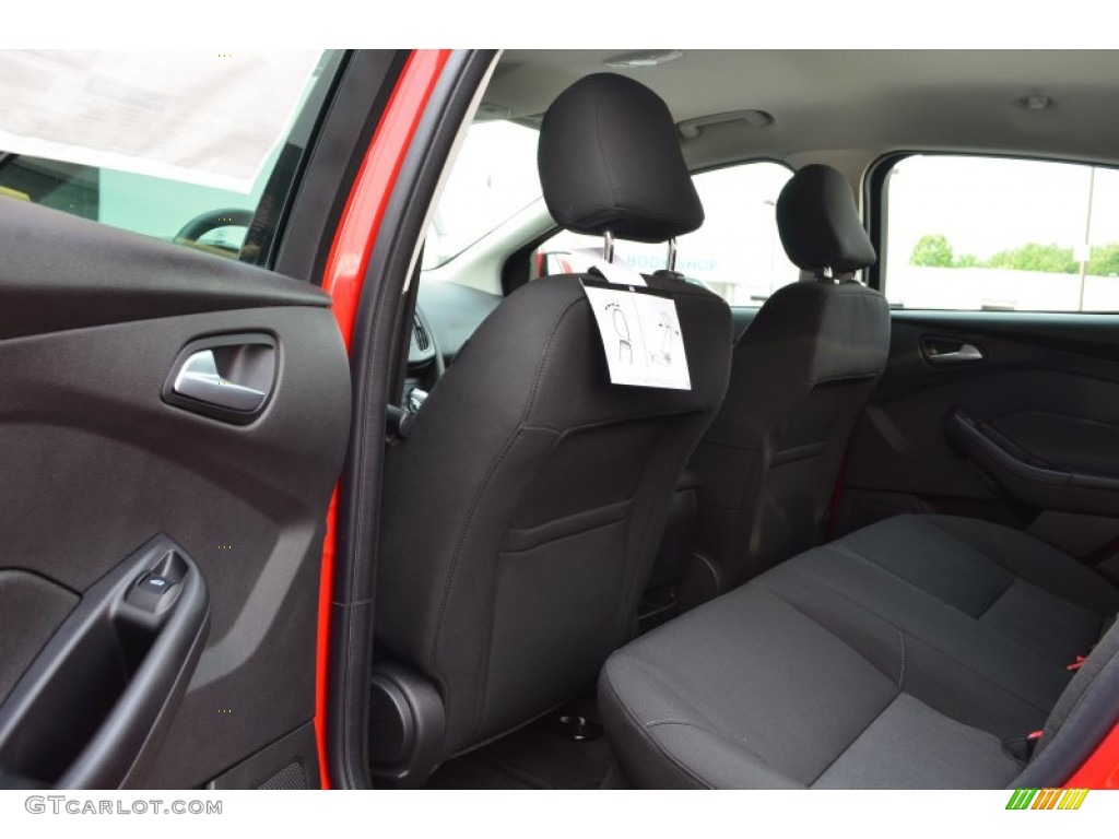 2015 Focus SE Sedan - Race Red / Charcoal Black photo #10