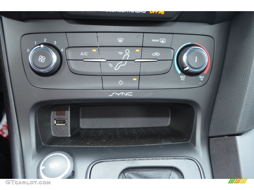 2015 Focus SE Sedan - Race Red / Charcoal Black photo #14