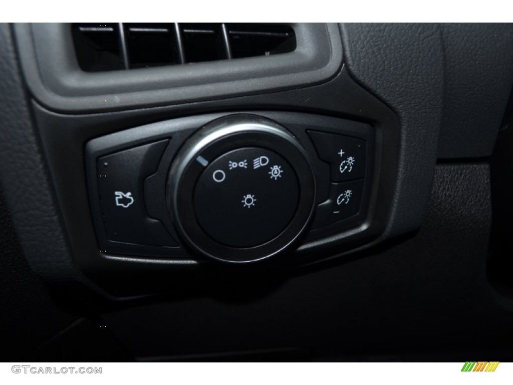 2015 Focus SE Sedan - Race Red / Charcoal Black photo #18