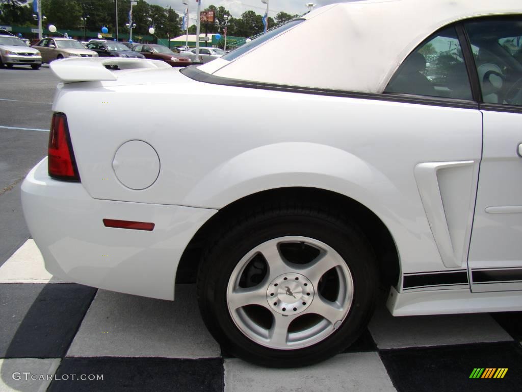2004 Mustang V6 Convertible - Oxford White / Oxford White photo #23