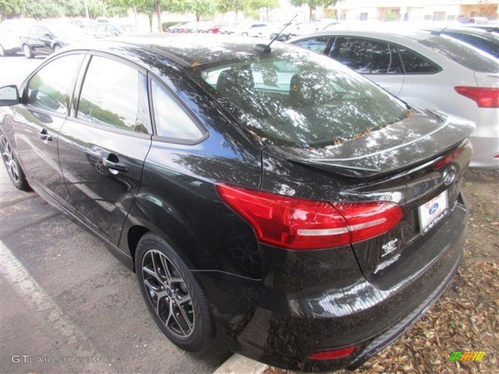 2015 Focus SE Sedan - Tuxedo Black Metallic / Charcoal Black photo #4