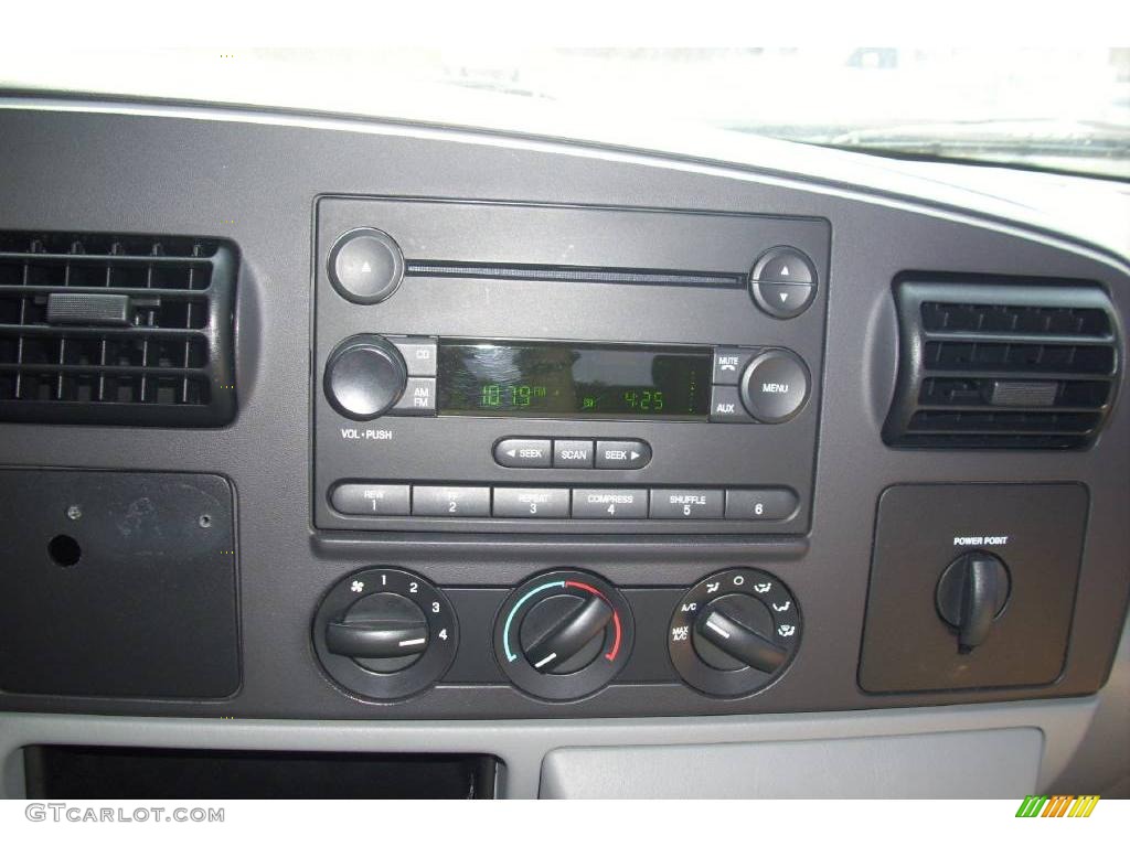 2005 F250 Super Duty XLT Crew Cab - Oxford White / Medium Flint photo #7