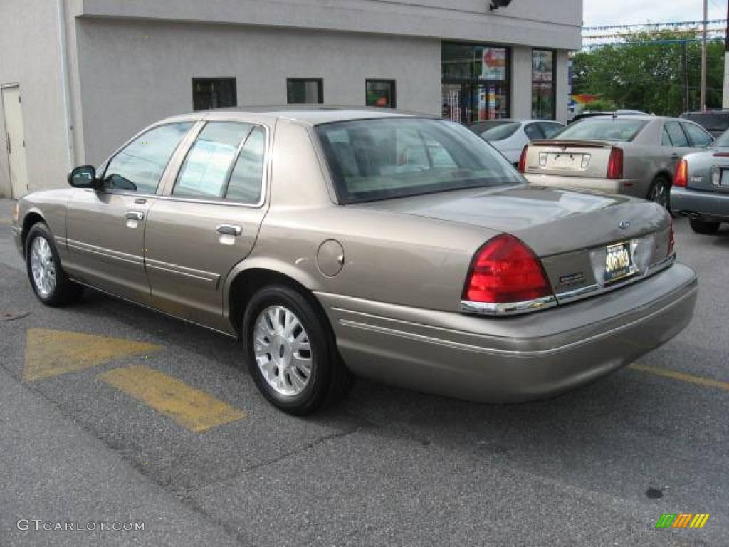 2004 Crown Victoria LX - Arizona Beige Metallic / Medium Parchment photo #5