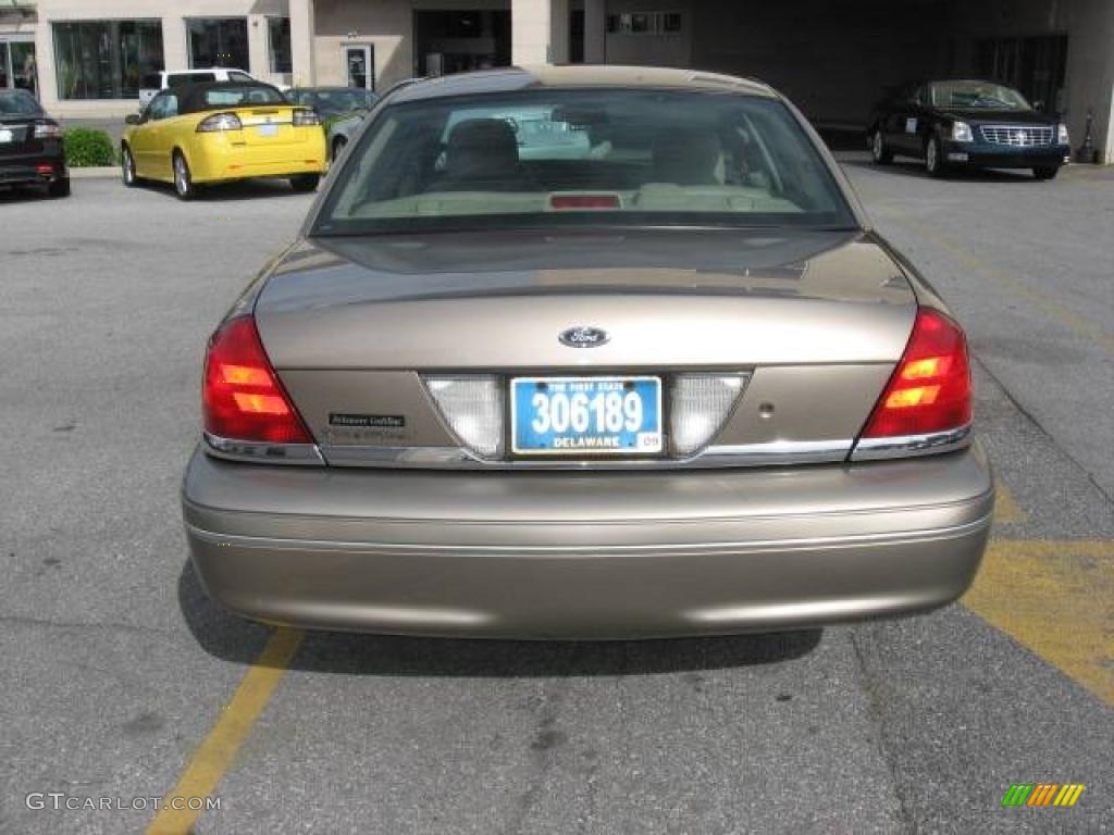 2004 Crown Victoria LX - Arizona Beige Metallic / Medium Parchment photo #6