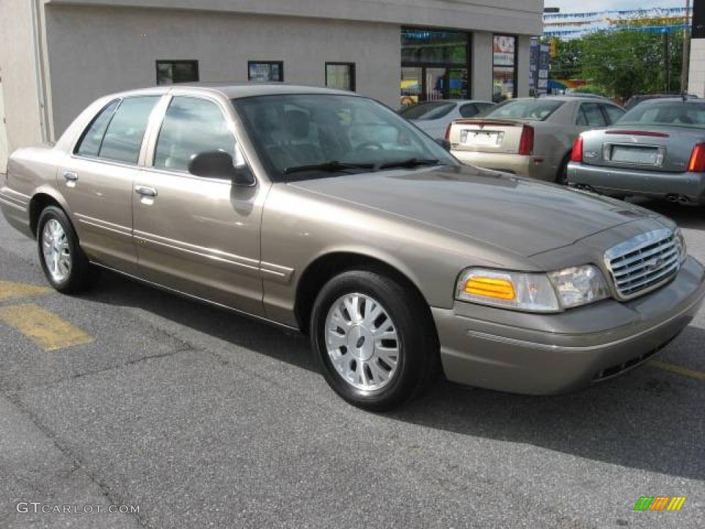 2004 Crown Victoria LX - Arizona Beige Metallic / Medium Parchment photo #9