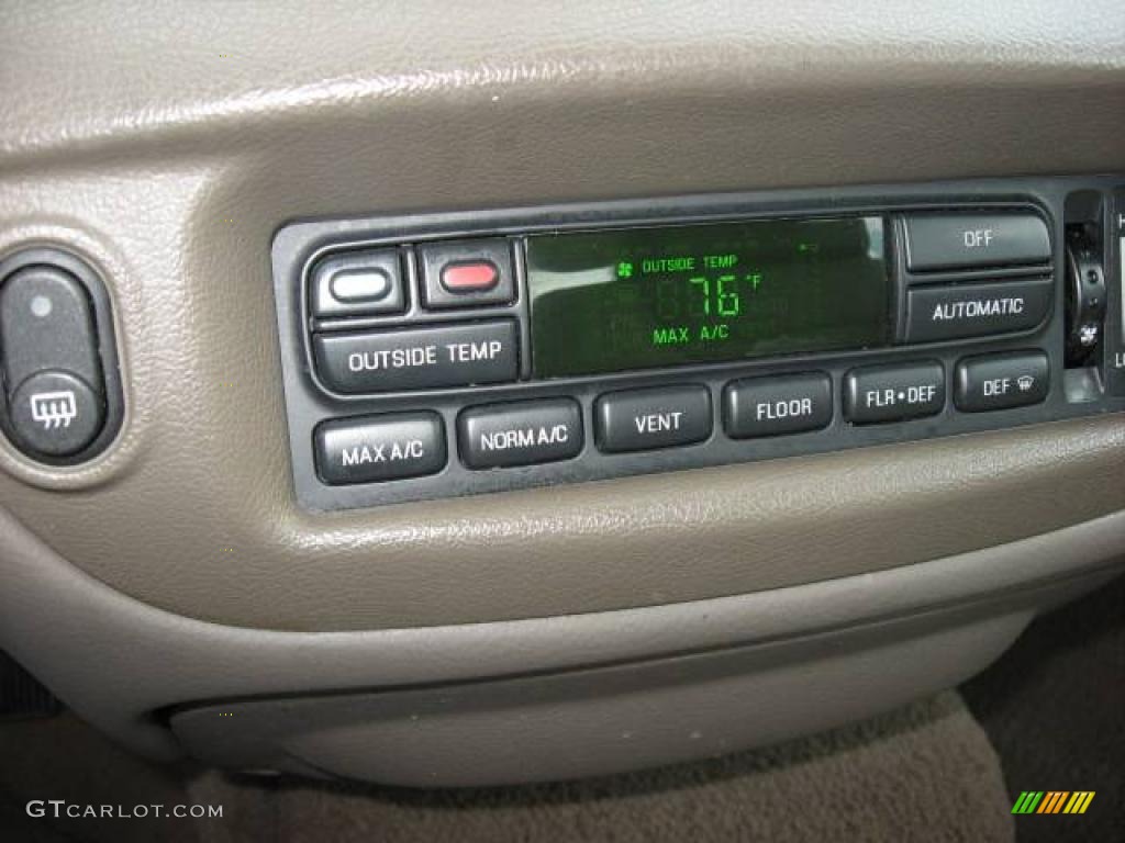 2004 Crown Victoria LX - Arizona Beige Metallic / Medium Parchment photo #18