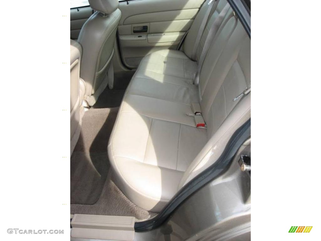 2004 Crown Victoria LX - Arizona Beige Metallic / Medium Parchment photo #20