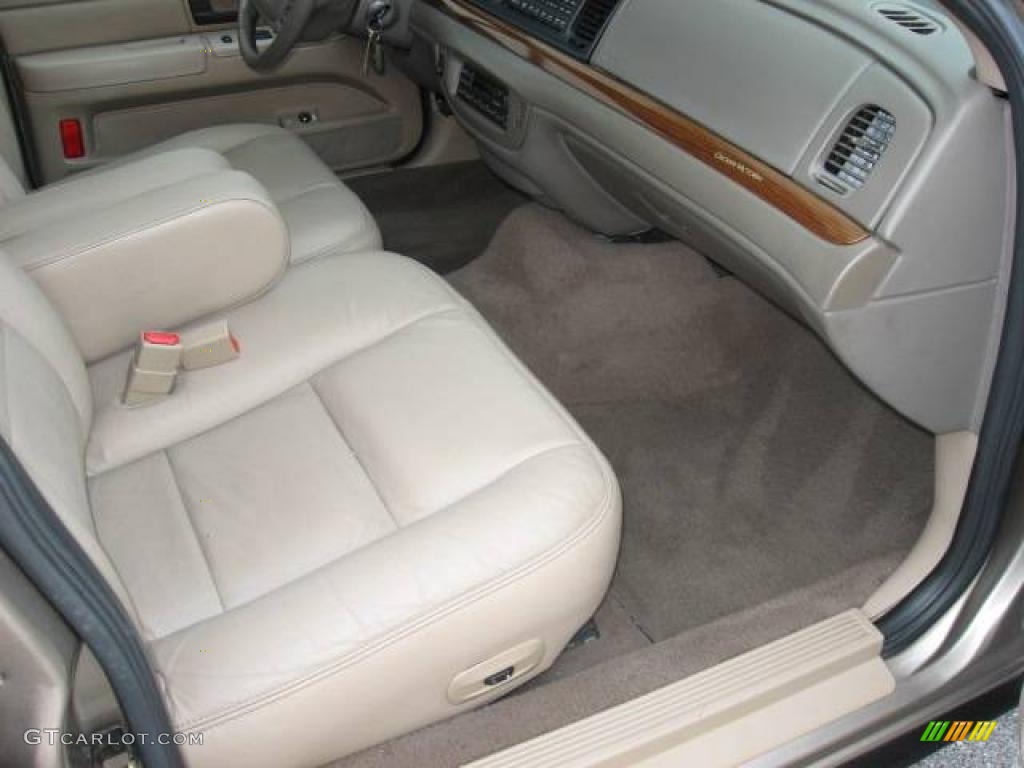 2004 Crown Victoria LX - Arizona Beige Metallic / Medium Parchment photo #22