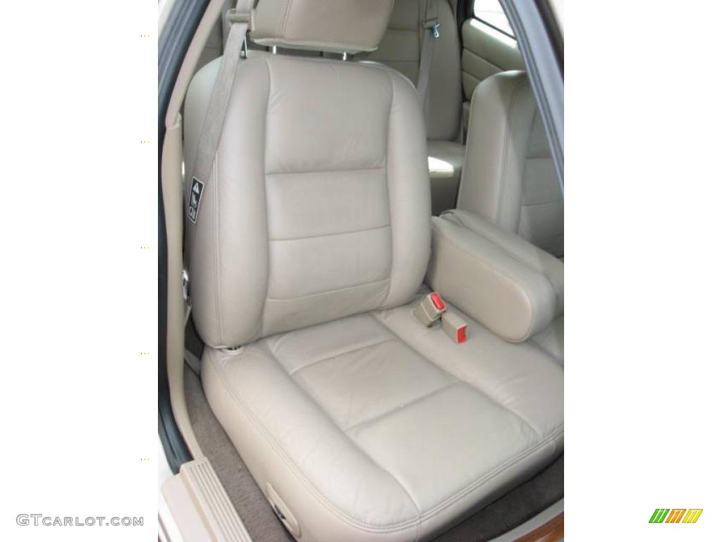 2004 Crown Victoria LX - Arizona Beige Metallic / Medium Parchment photo #23