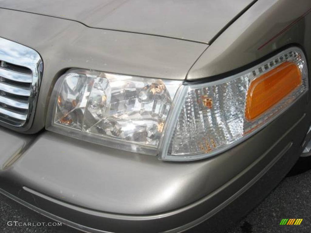 2004 Crown Victoria LX - Arizona Beige Metallic / Medium Parchment photo #25