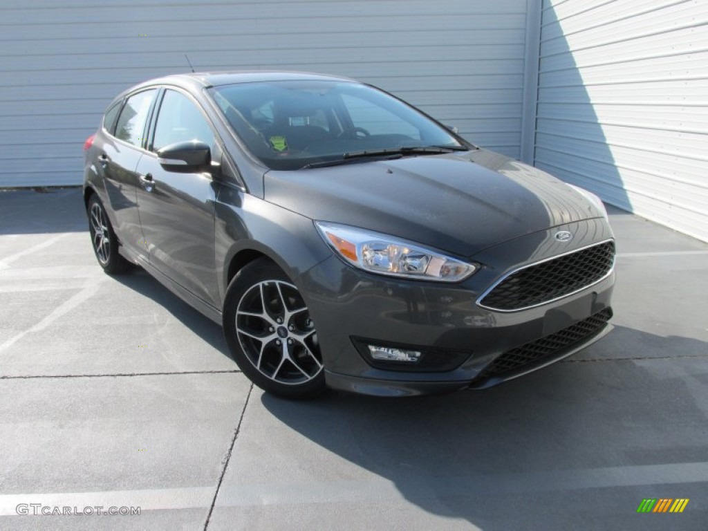 2015 Focus SE Hatchback - Magnetic Metallic / Charcoal Black photo #2