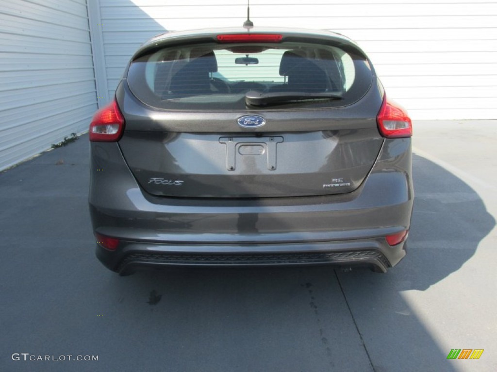 2015 Focus SE Hatchback - Magnetic Metallic / Charcoal Black photo #5