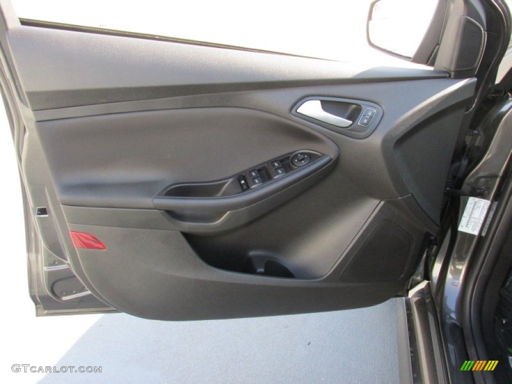 2015 Focus SE Hatchback - Magnetic Metallic / Charcoal Black photo #19