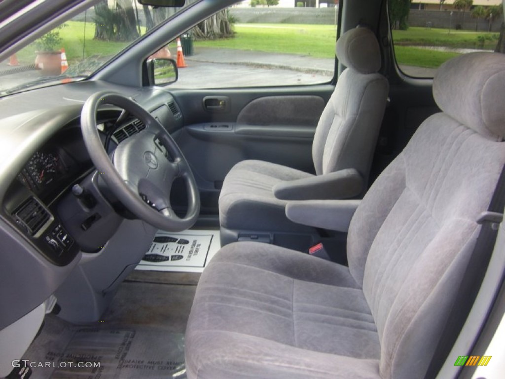 Gray Interior 2000 Toyota Sienna LE Photo #106301198