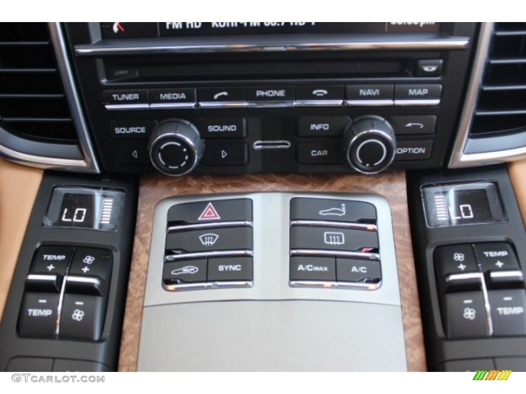 2016 Porsche Panamera Standard Panamera Model Controls Photo #106321544