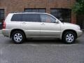 2002 Vintage Gold Metallic Toyota Highlander I4  photo #2