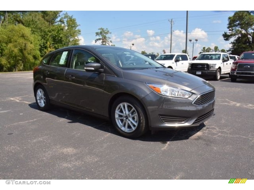 2015 Focus SE Hatchback - Magnetic Metallic / Charcoal Black photo #3