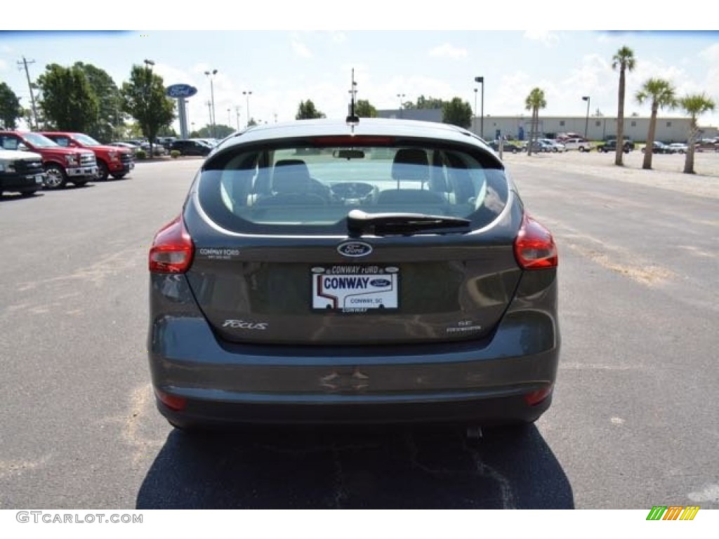 2015 Focus SE Hatchback - Magnetic Metallic / Charcoal Black photo #6