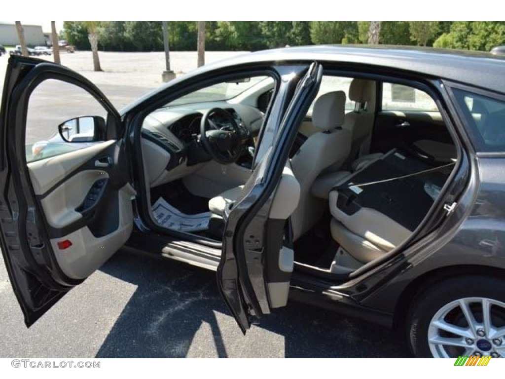 2015 Focus SE Hatchback - Magnetic Metallic / Charcoal Black photo #10