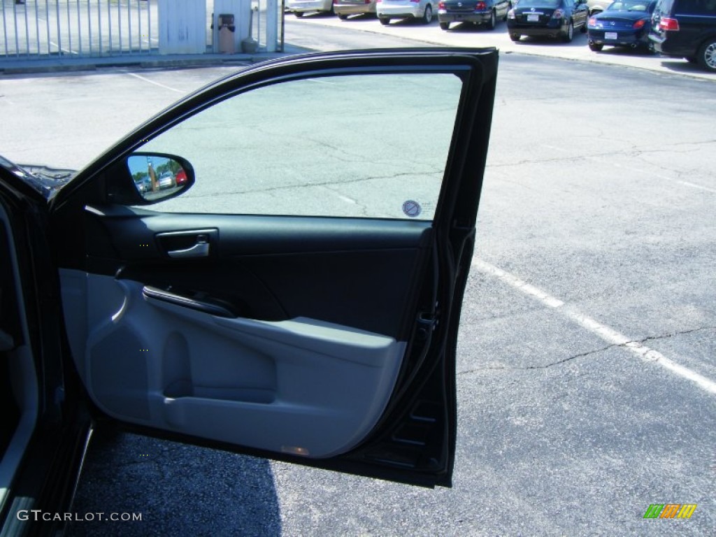 2014 Camry LE - Attitude Black Metallic / Ivory photo #13