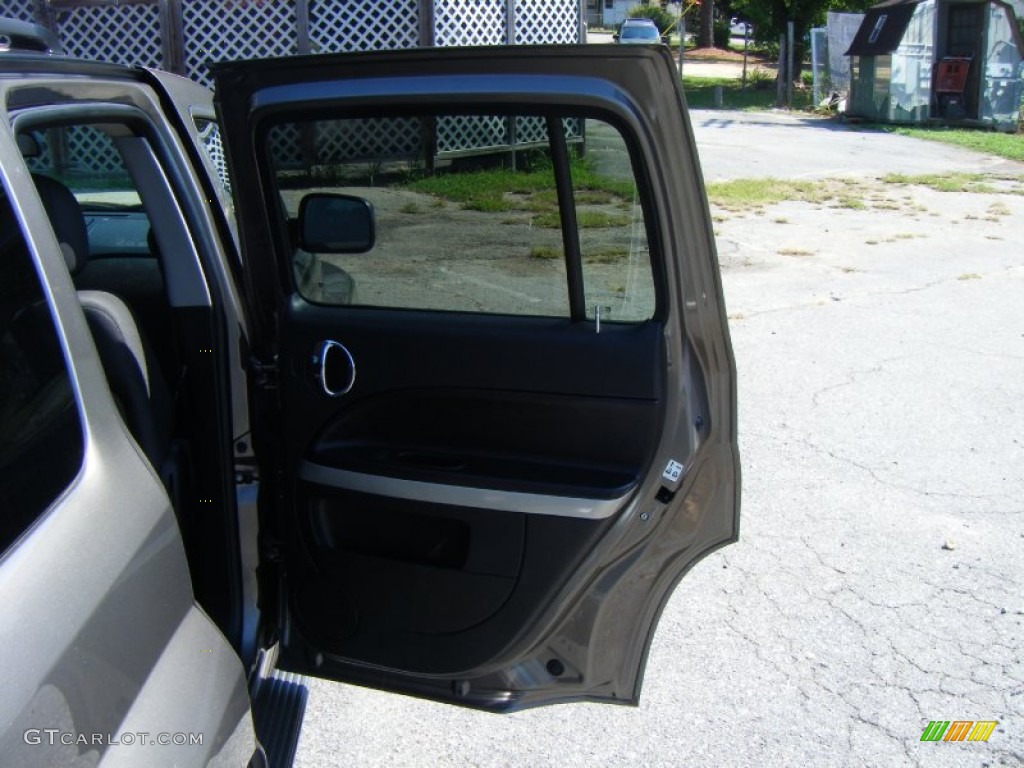 2011 HHR LT - Cyber Gray Metallic / Gray photo #11