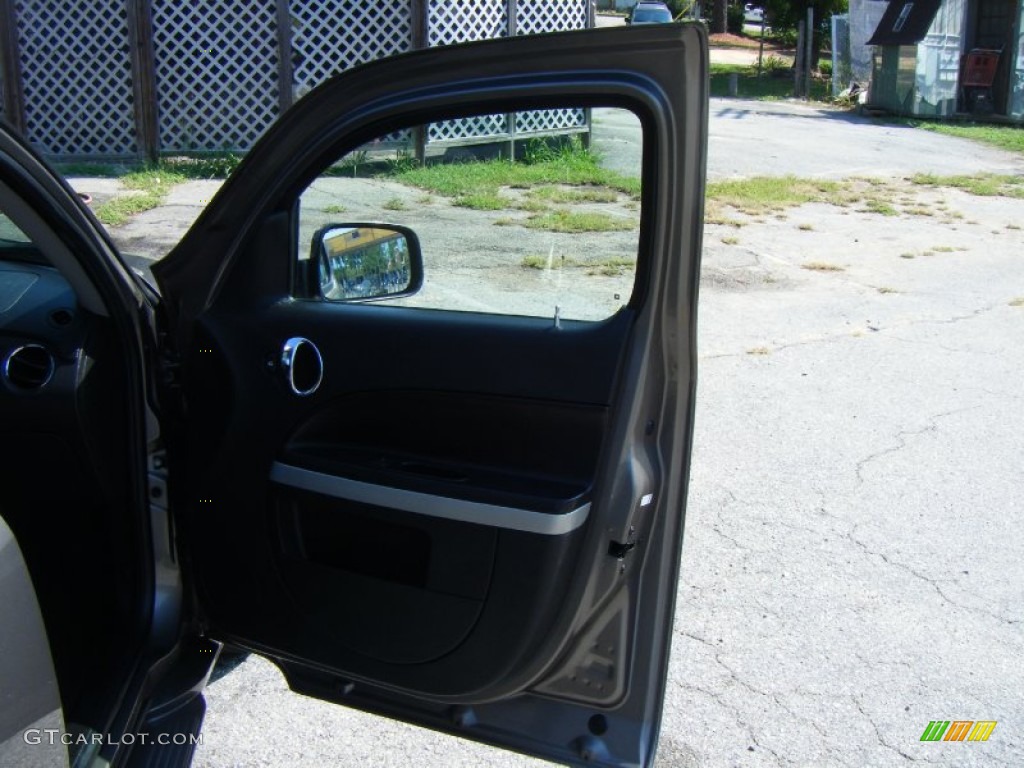 2011 HHR LT - Cyber Gray Metallic / Gray photo #13