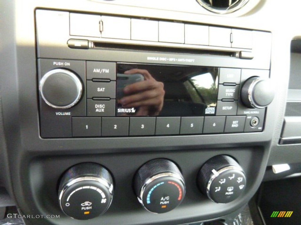 2016 Jeep Patriot High Altitude 4x4 Controls Photo #106444900