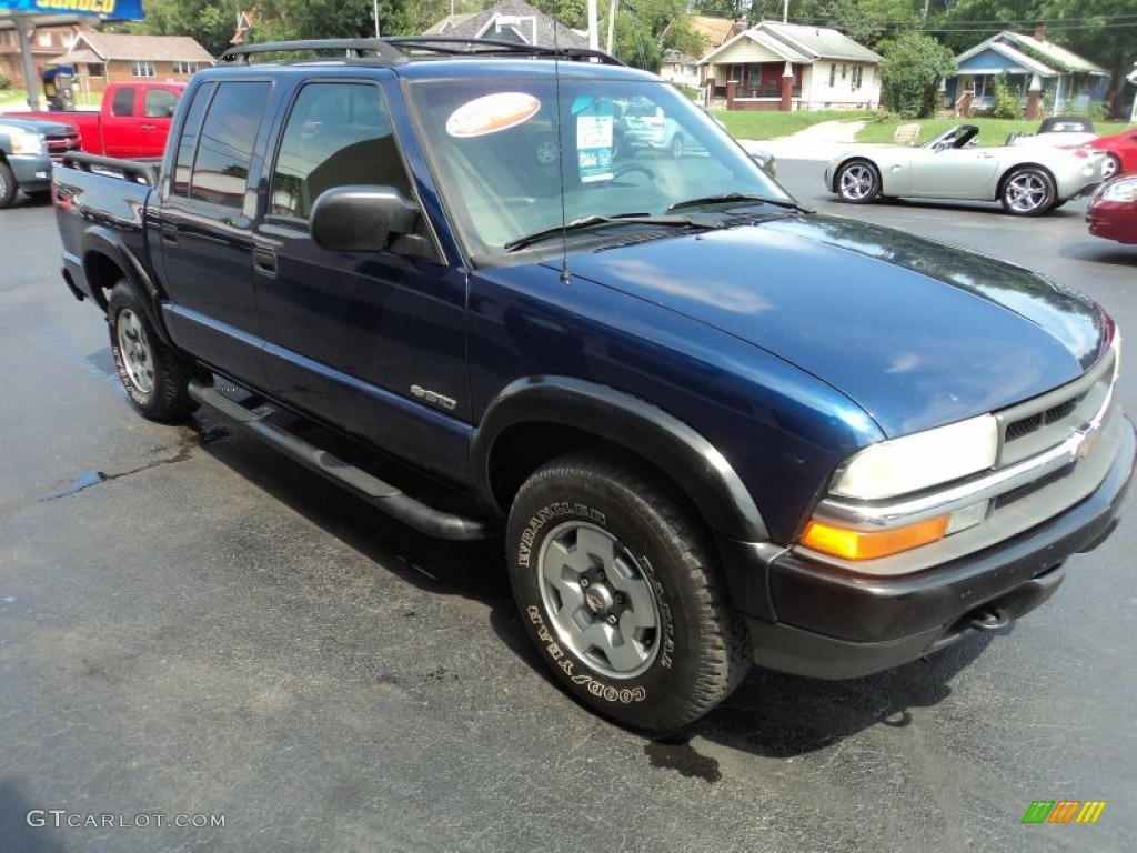 2003 S10 LS Crew Cab 4x4 - Indigo Blue Metallic / Graphite photo #4