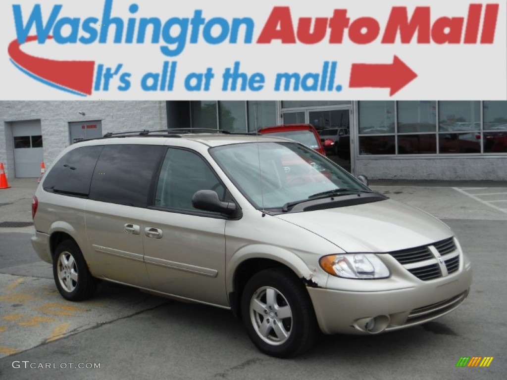 2005 Grand Caravan SXT - Linen Gold Metallic / Dark Khaki/Light Graystone photo #1