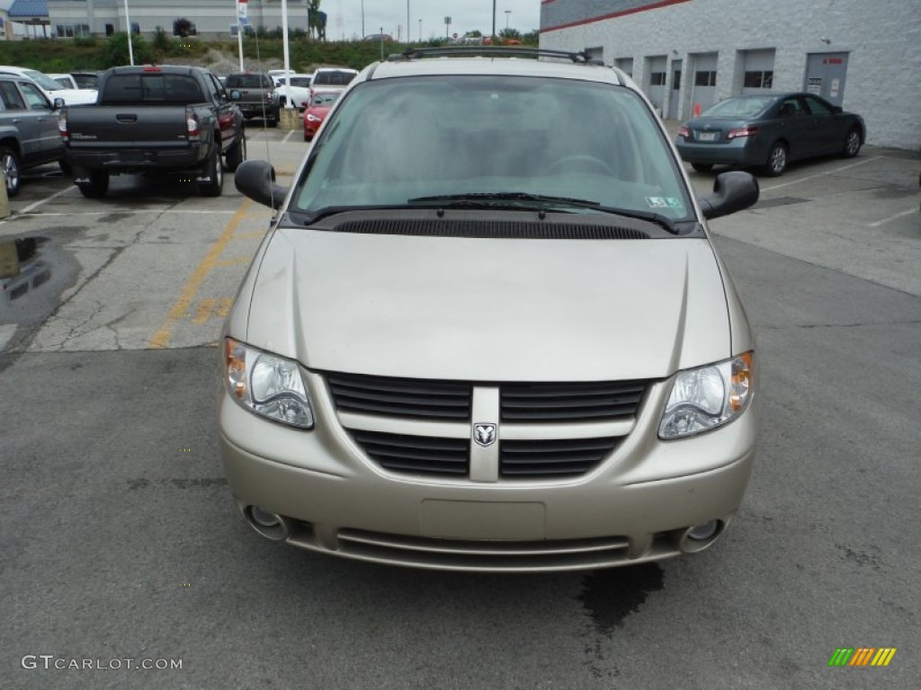 2005 Grand Caravan SXT - Linen Gold Metallic / Dark Khaki/Light Graystone photo #2