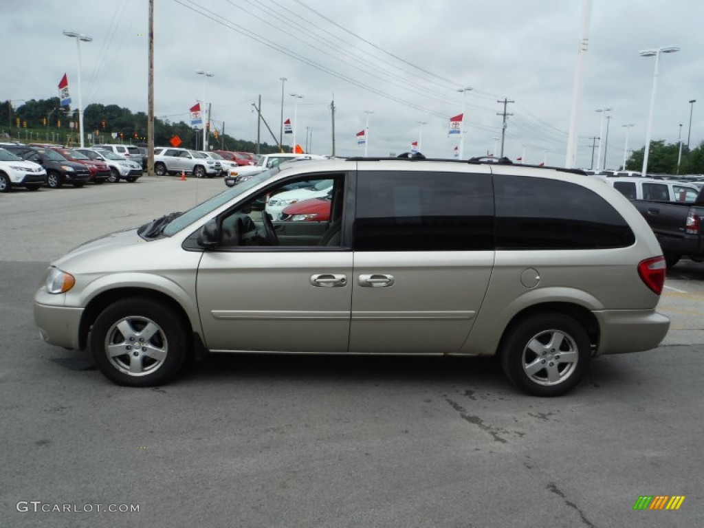 2005 Grand Caravan SXT - Linen Gold Metallic / Dark Khaki/Light Graystone photo #4