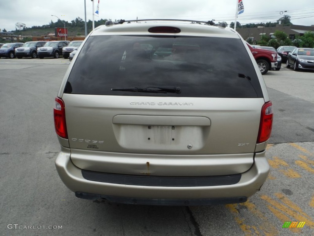 2005 Grand Caravan SXT - Linen Gold Metallic / Dark Khaki/Light Graystone photo #6