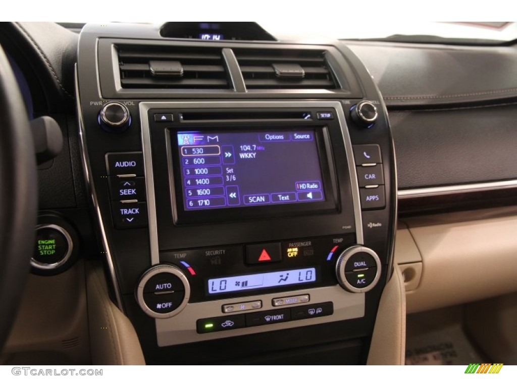 2013 Toyota Camry XLE V6 Controls Photos