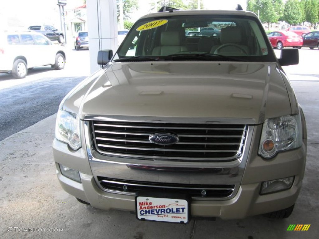 2007 Explorer XLT 4x4 - Pueblo Gold Metallic / Camel photo #29