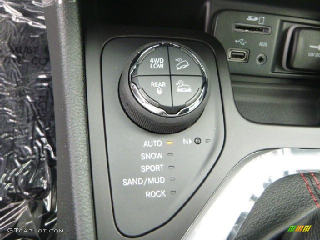 2016 Jeep Cherokee Trailhawk 4x4 Controls Photo #106488718
