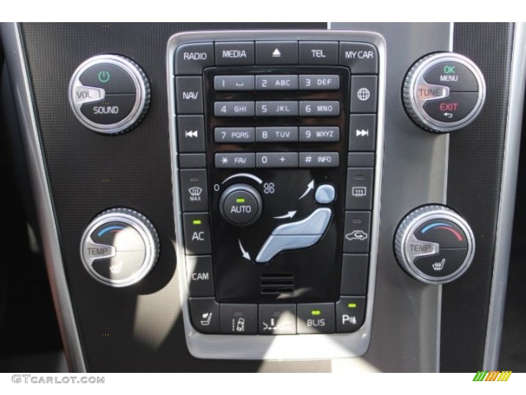 2016 Volvo XC60 T6 AWD R-Design Controls Photo #106494811