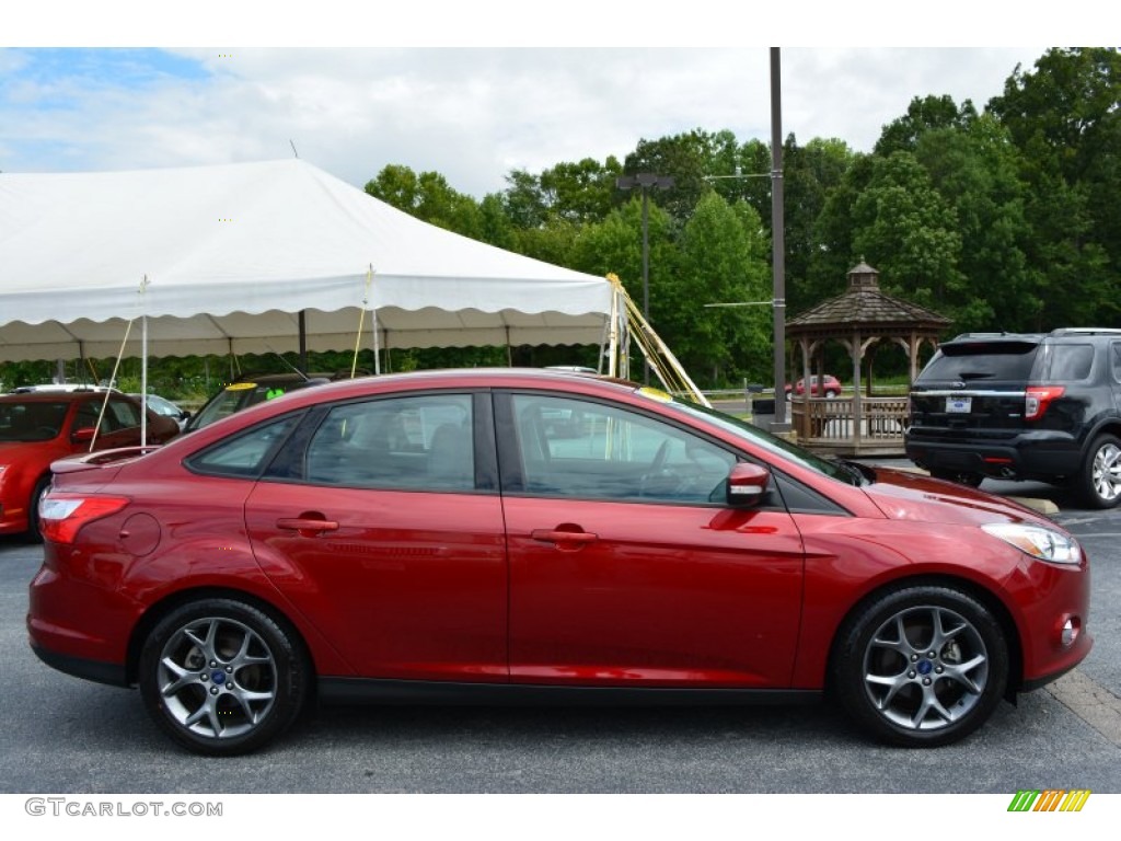 2014 Focus SE Sedan - Ruby Red / Charcoal Black photo #2