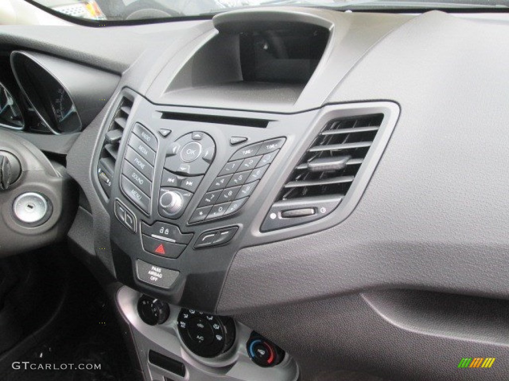 2016 Ford Fiesta SE Sedan Controls Photo #106533286