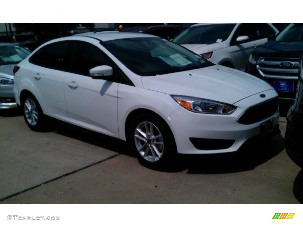 2015 Focus SE Sedan - Oxford White / Medium Light Stone photo #1