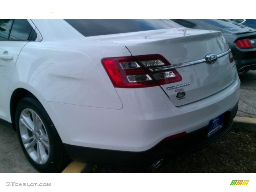 2015 Taurus SE - Oxford White / Dune photo #30