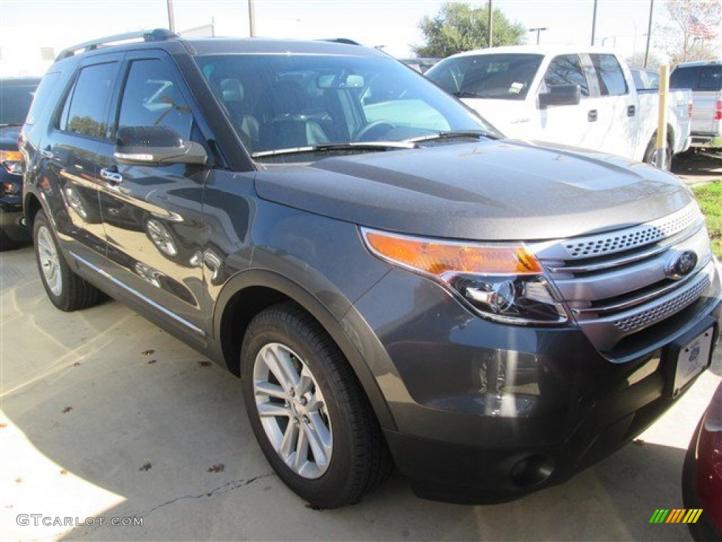 2015 Explorer XLT - Magnetic / Charcoal Black photo #2